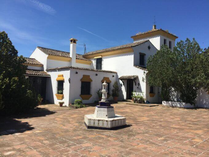 Typisches spanisches Cortijo mit Pferdeboxen in Ronda