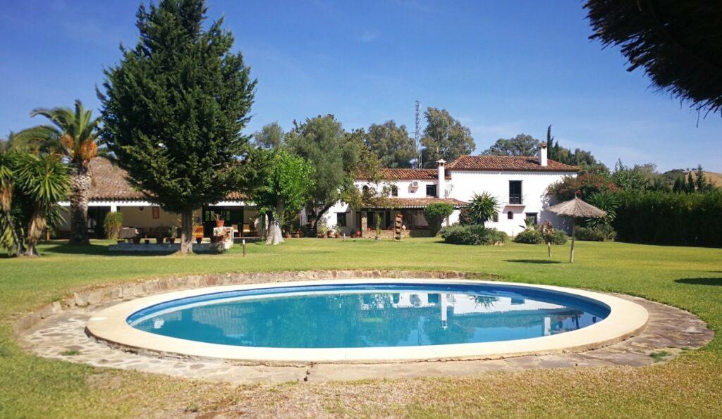 Landhaus mit Gaestehaus, Pool und Pferdestall in Jimena de la Frontera